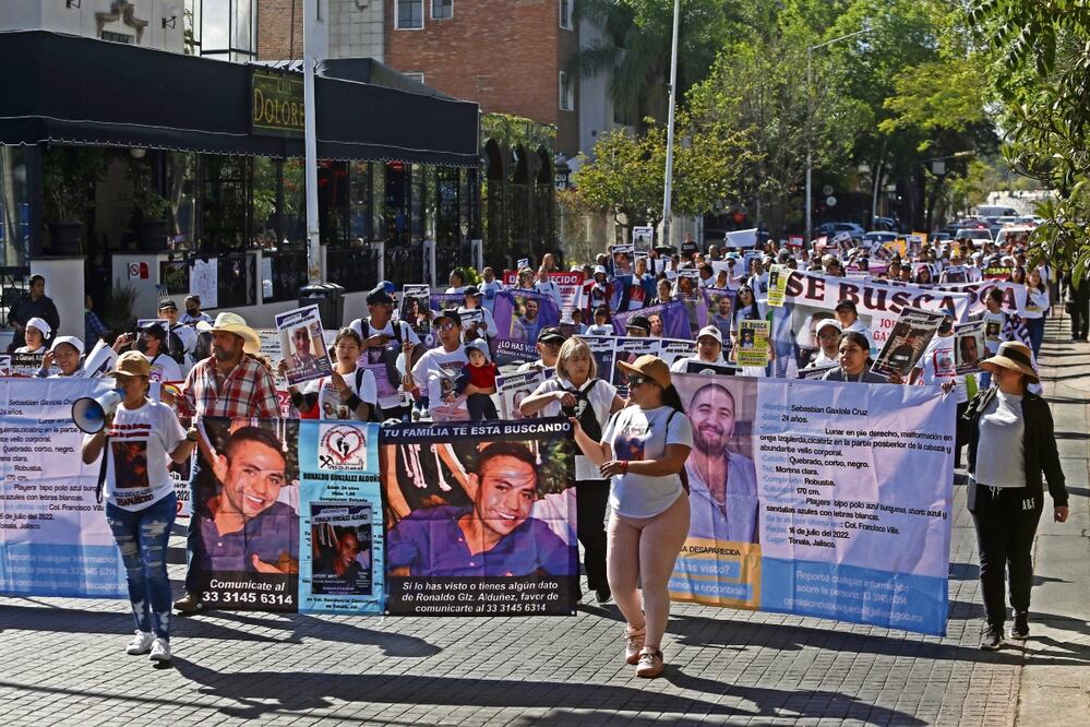 Familiares de personas desaparecidas se reunieron este fin de semana en la Glorieta de los desaparecidos para después marchar hasta el Palacio de Gobierno para exigir a las autoridades su aparición con vida. Foto: Fernando Carranza García / Cuartocuro