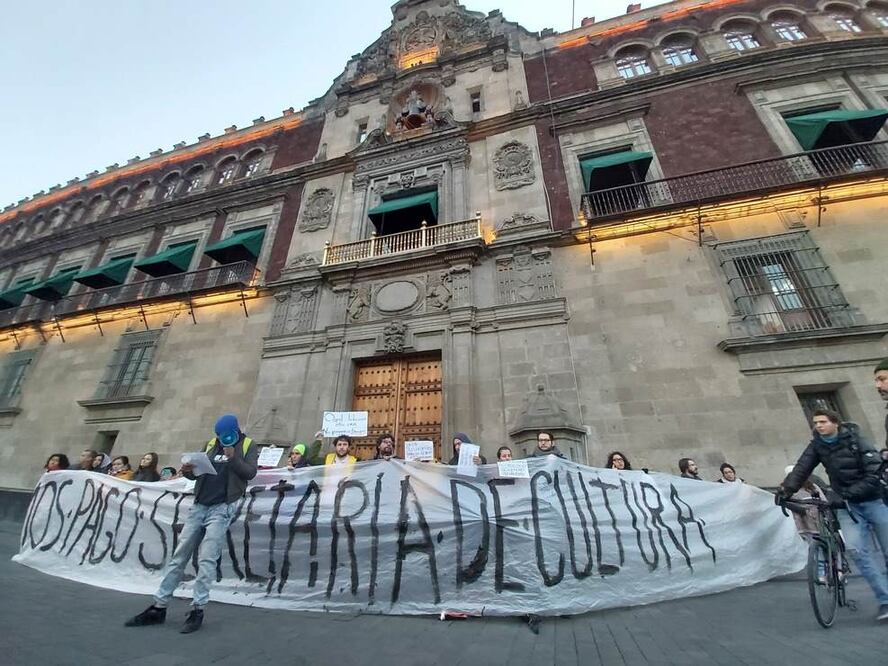 Manifestación de artistas afuera de Palacio Nacional, en 2020, exigiendo que les pagaran el adeudo de sus sueldos. ESPECIAL
