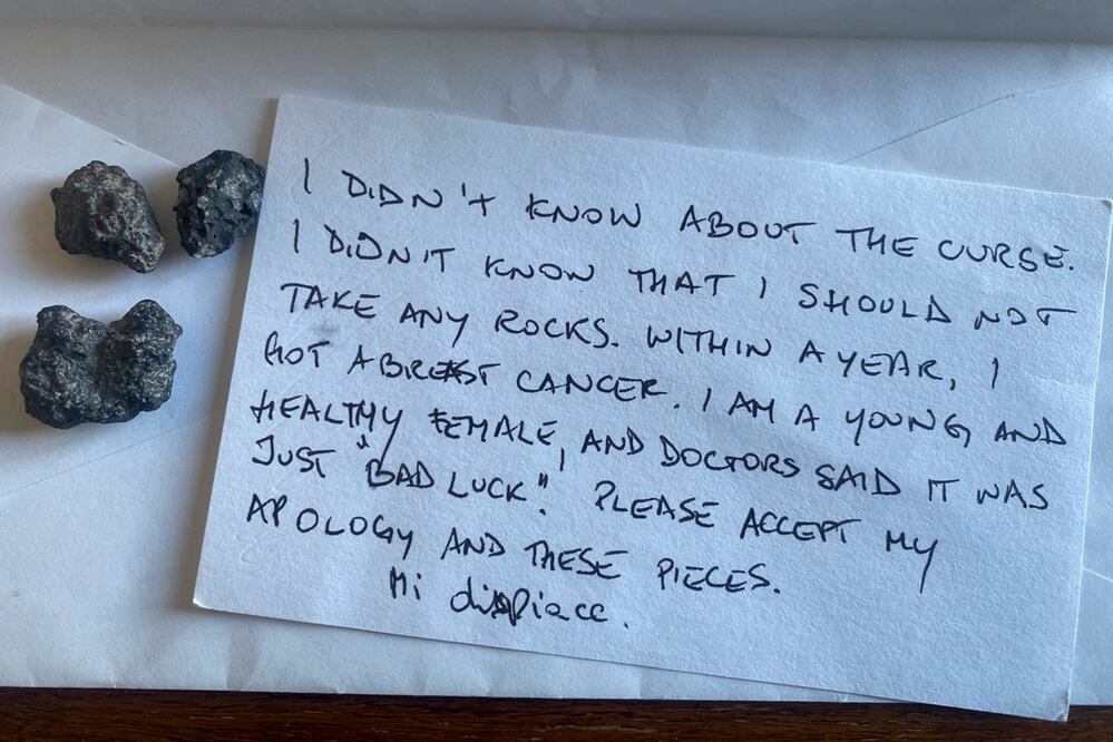 El Parque Arqueológico de Pompeya muestra una carta anónima enviada por una mujer, quien ha devuelto varios fragmentos de roca sustraídos del área arqueológica. Foto: EFE