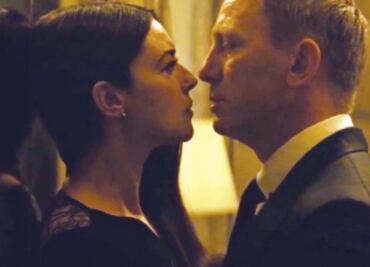 Acortan besos de Bond en la India