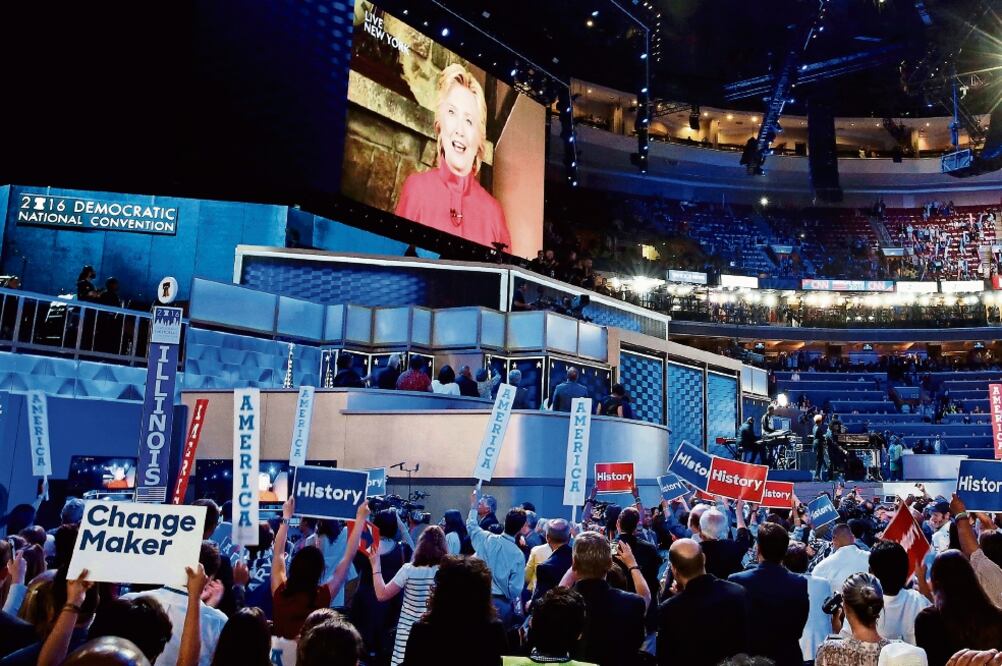 Hillary Clinton agradeció anoche, vía conexión satelital, la nominación del Partido Demócrata y dijo que será la primera mujer presidenta de Estados Unidos (LUCY NICHOLSON. REUTERS)