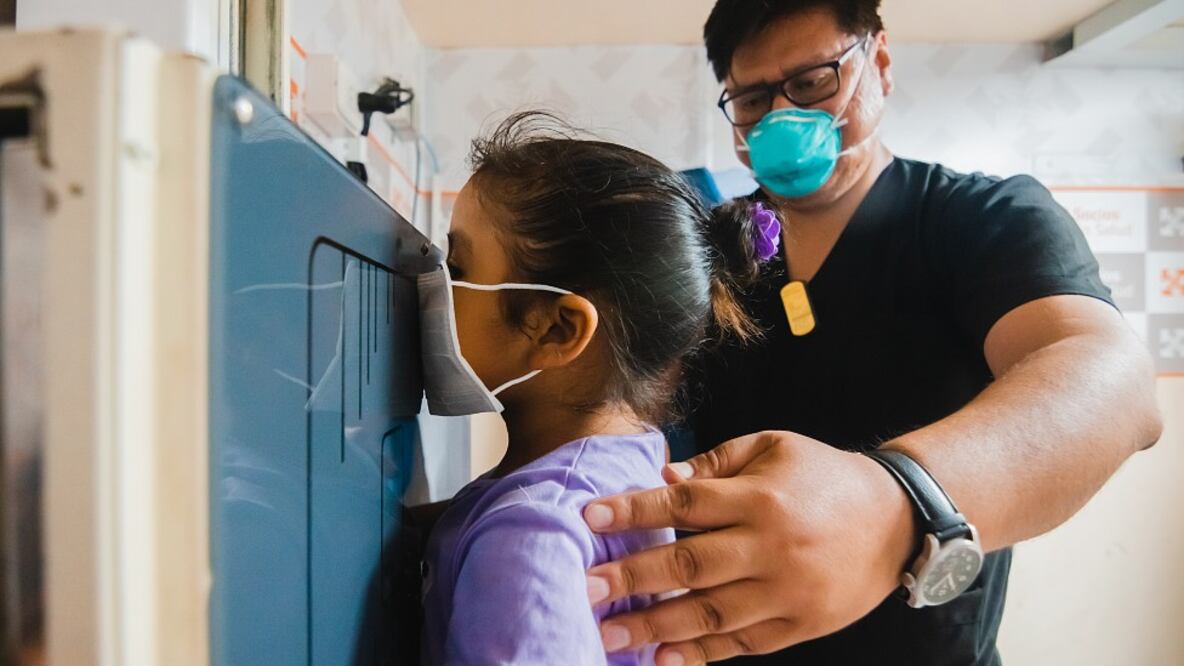 Un médico realiza una radiografía a una niña en la clínica TB Móvil de la ONG Socios en Salud en Perú. Foto: William Castro | Socios En Salud