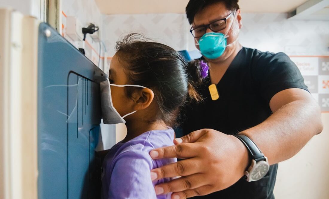 Un médico realiza una radiografía a una niña en la clínica TB Móvil de la ONG Socios en Salud en Perú. Foto: William Castro | Socios En Salud