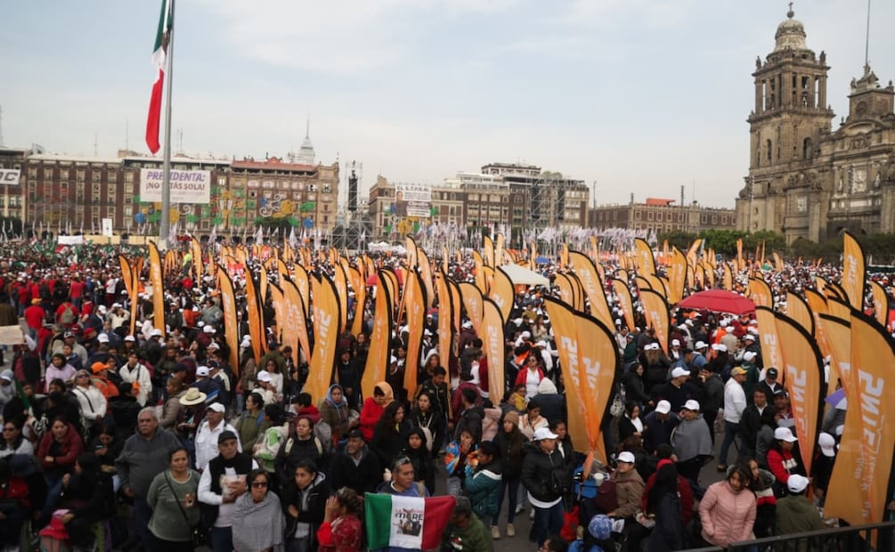 Simpatizantes de Morena y la 4T en la plancha del Zócalo de la CDMX para el festejo a 7 años de la Cuarta Transformación (06/12/2025). Foto: Carlos Mejía / EL UNIVERSAL