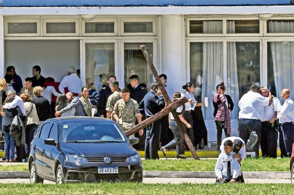 Familiares y compañeros de los tripulantes del ARA San Juan estallaron en lágrimas y furia al revelarse ayer que hubo una explosión. (AITAN ABRAMOVICH. AFP)