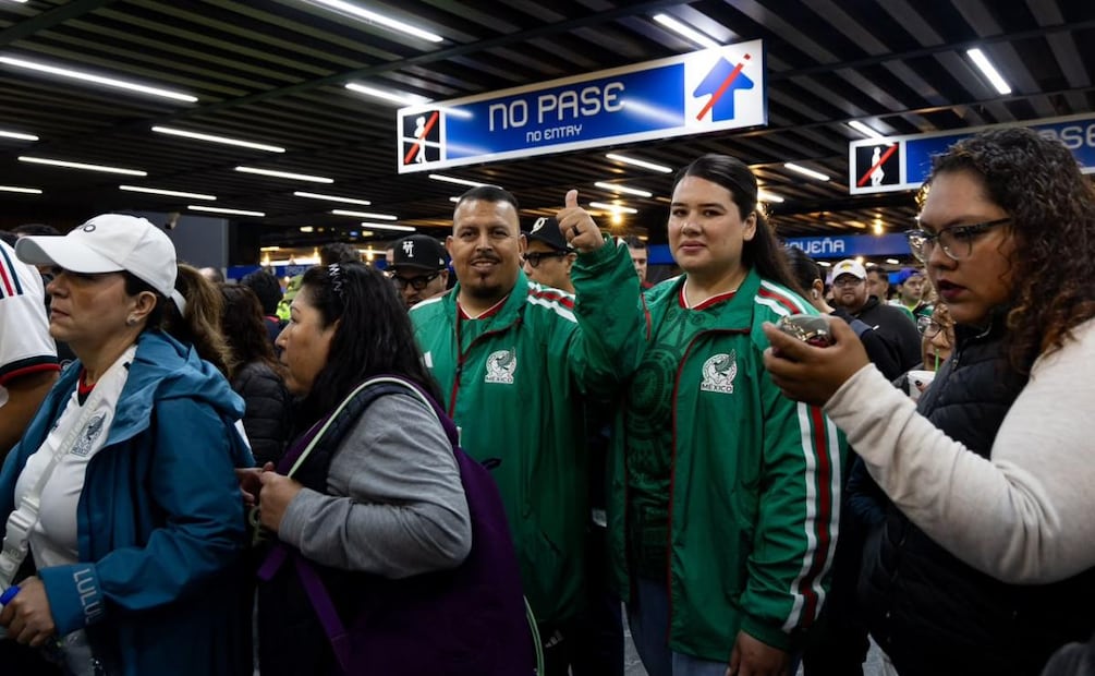 Aficionados que se dirigen al Estadio Ciudad de México realizan filas para abordar el servicio del Tren Ligero (11/06/2026). Foto: Hugo Salvador / EL UNIVERSAL