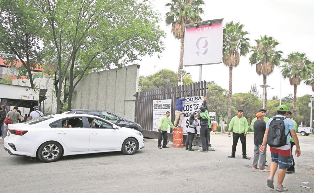 Usuarios y vecinos del complejo deportivo acusan que el área “dejo de ser pública” desde hace mucho tiempo. Carlos Mejía/ El Universal