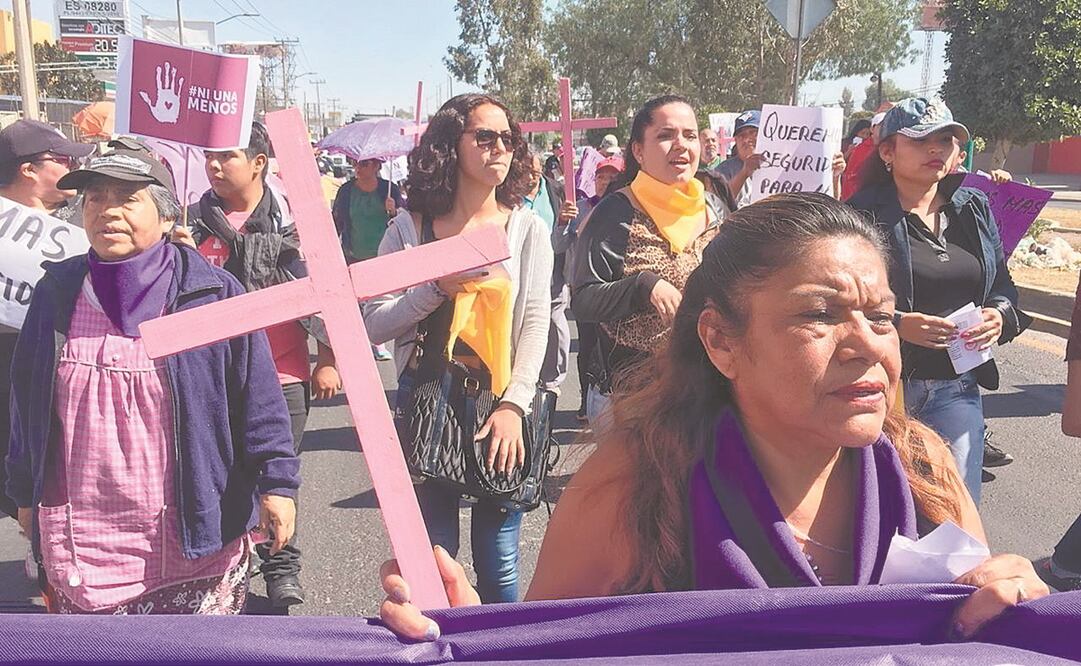 Las manifestantes replicaron el performance Un violador en tu camino en la carretera federal México-Texcoco. Foto: EMILIO FERNÁNDEZ. EL UNIVERSAL