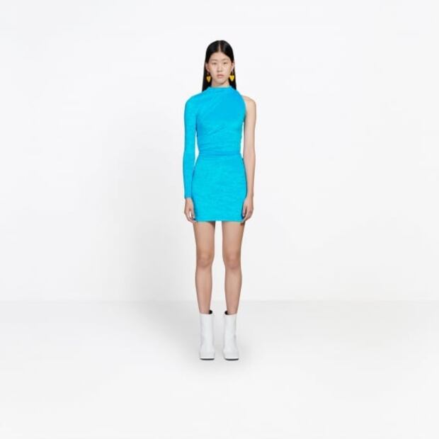 Kylie Jenner deslumbra con minivestido azul de Balenciaga