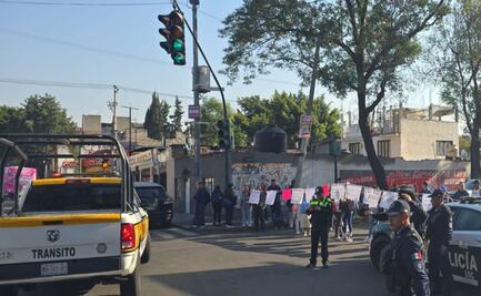 Padres de familia bloquean entrada de una primaria en Álvaro Obregón; exigen relevo de directivos por denuncias de bullying y abusos