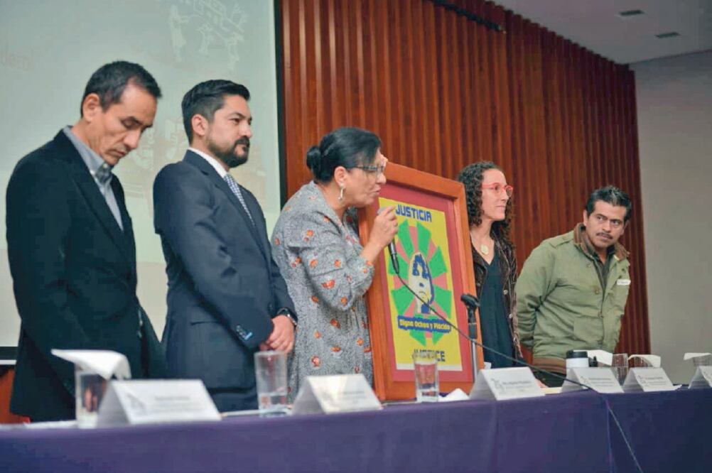 Almudena Ocejo, segunda de der. a izq., participó en el foro Desarrollo Social, Políticas Públicas y Participación Ciudadana, organizado en la Comisión de Derechos Humanos de la Ciudad. (ESPECIAL)