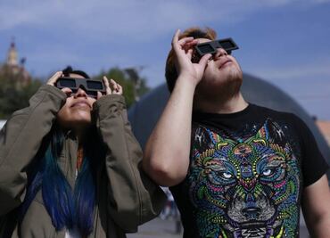 Gobiernos de Edomex y CDMX piden no mirar directamente el eclipse solar para evitar ceguera