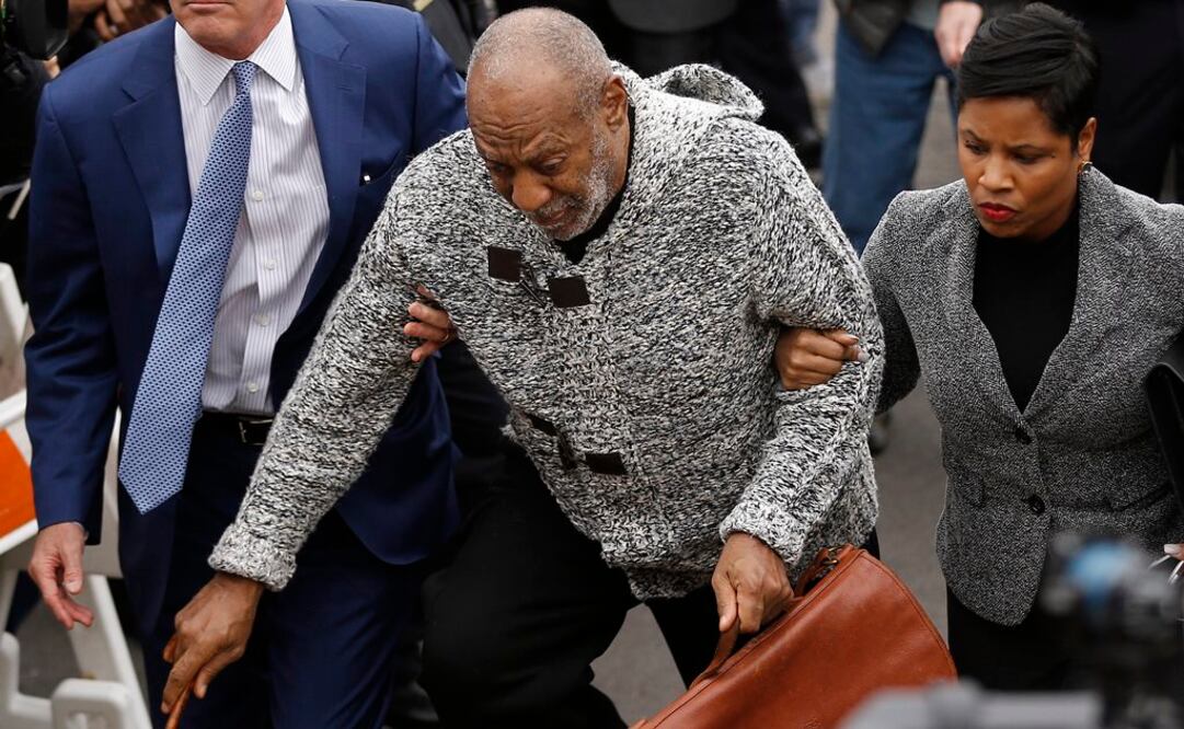 Cosby entró caminando lentamente con un bastón a un juzgado de Pennsylvania para responder a las acusaciones de que drogó y abusó sexualmente de una mujer. FOTO: AP