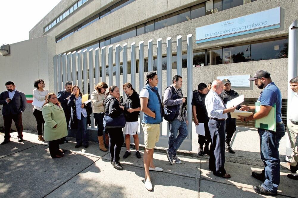 La SRE asegura que diariamente se alcanzan hasta 12 mil citas y se redujo a 2 mil para evitar más afectaciones por la suspensión temporal en la emisión del documento (ADRIÁN HERNÁNDEZ. EL UNIVERSAL)