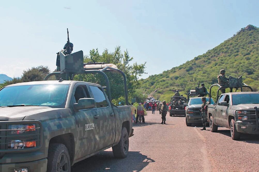 Tras las balaceras de ayer, se desplegó un operativo de fuerzas federales y estatales en Tepalcatepec, ubicado a 250 km de la capital michoacana. Foto: CHARBELL LUCIO. EL UNIVERSAL
