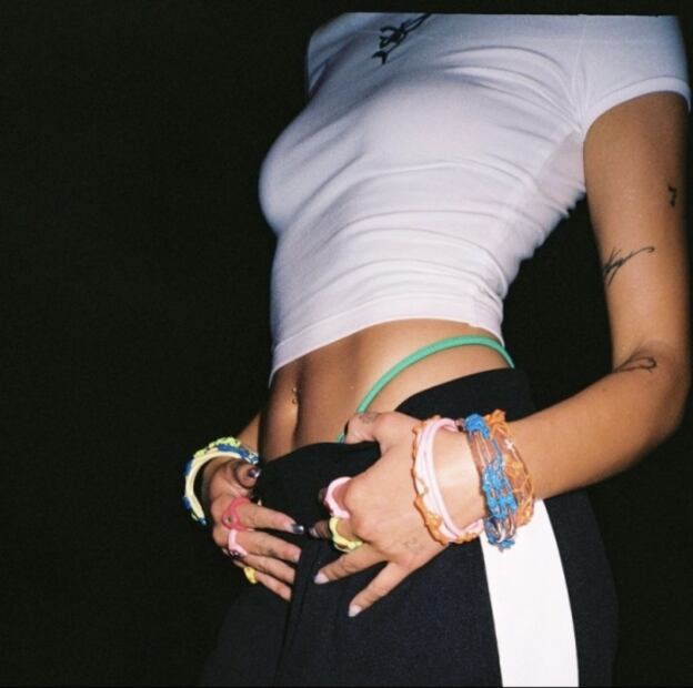 Danna Paola regresa la moda de enseñar la ropa interior con jeans