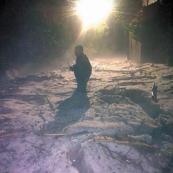 La acumulación de ramas, tierra y bloques de hielo, provocada por la lluvia, colapsó el sistema de drenaje de la ciudad. FOTOS: ESPECIAL