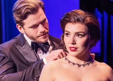 Actriz del musical "Pretty Woman" cae de dos metros de altura y va a dar al hospital