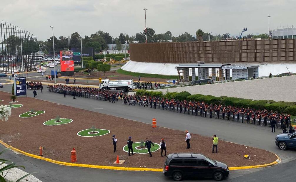 La terminal 2 del AICM se mantiene custodiada por policías capitalinos ante un inminente cierre por maestros de la CNTE este miércoles 10 de junio de 2026. Foto: Valente Rosas/ EL UNIVERSAL