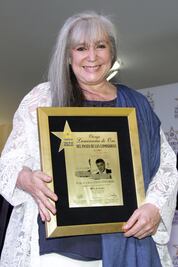 Federica Sodi felicita a su abuela Eva Mange 