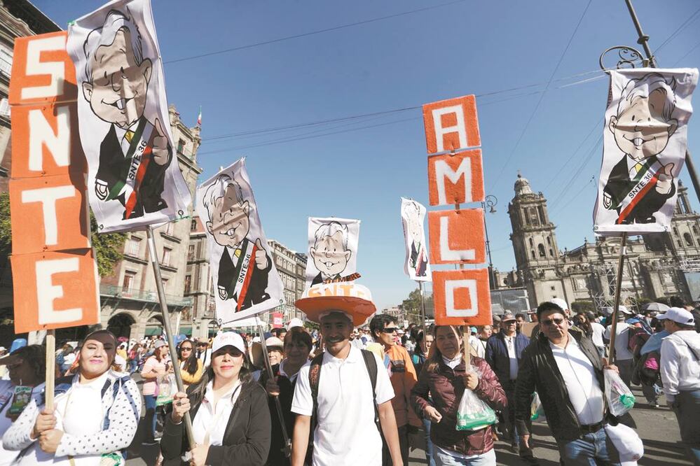 Integrantes de diversas organizaciones sindicales del país se dieron cita para escuchar el Presidente en el Zócalo capitalino. Foto/Iván Stephens. El Universal