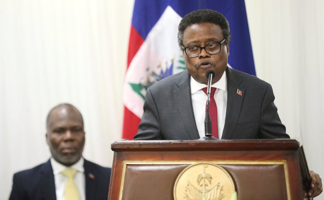 El presidente saliente del consejo de transición, Fritz Alphonse Jean, habla durante la ceremonia de nombramiento de Laurent Saint-Cyr como nuevo presidente en Puerto Príncipe, Haití, el jueves 7 de agosto de 2025. Foto: AP