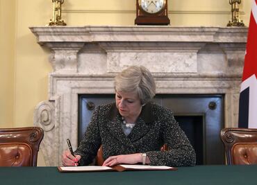 Theresa May firma la carta con la que iniciará el Brexit