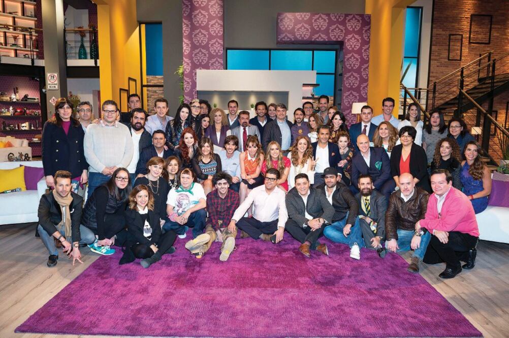 El equipo se reunió al finalizar su primer programa para tomarse la foto del recuerdo (CORTESÍA TELEVISA)