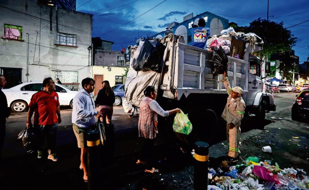 Desde hace dos años se implementó el Programa Tecolote, a través del cual
18 camiones de volteo recolectan los residuos de los vecinos. Foto: DIEGO SIMÓN SÁNCHEZ/EL UNIVERSAL
