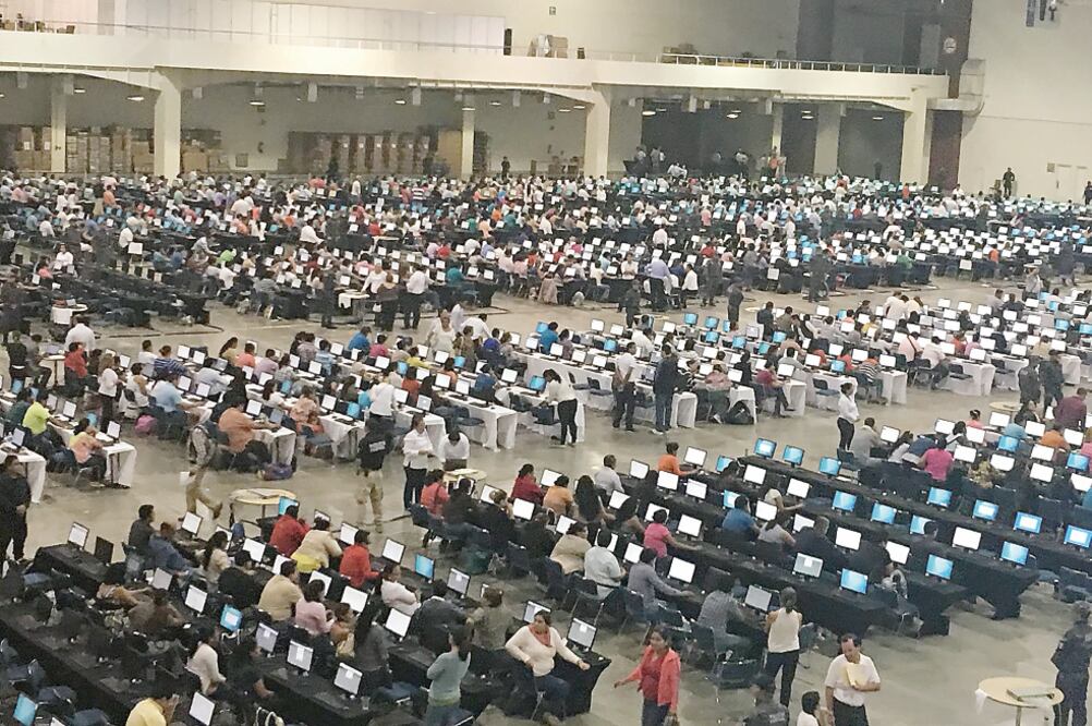 La sala del Fórum Mundo Imperial, con capacidad para 10 mil personas, fue la sede de aplicación del examen de evaluación a docentes (NOTIMEX)