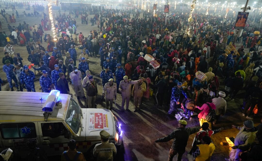 Agentes de seguridad abren paso a una ambulancia mientras los devotos hindúes se reúnen para darse un baño sagrado a orillas del Sangam durante el festival Maha Kumbh en Prayagraj, Uttar Pradesh, India, el miércoles 29 de enero de 2025. Foto: Agencias