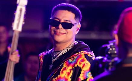 Advierten a Eduin Caz que no combine el alcohol con los cuchillos en su nuevo show con Grupo Firme