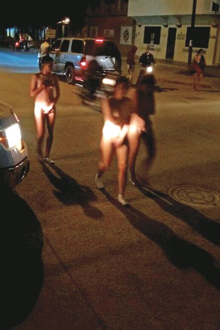 En redes sociales circulan imágenes de la humillación pública a la que fueron sometidas las mujeres. Se observa cómo un sujeto las golpea (CORTESÍA PERCEPCIÓN)