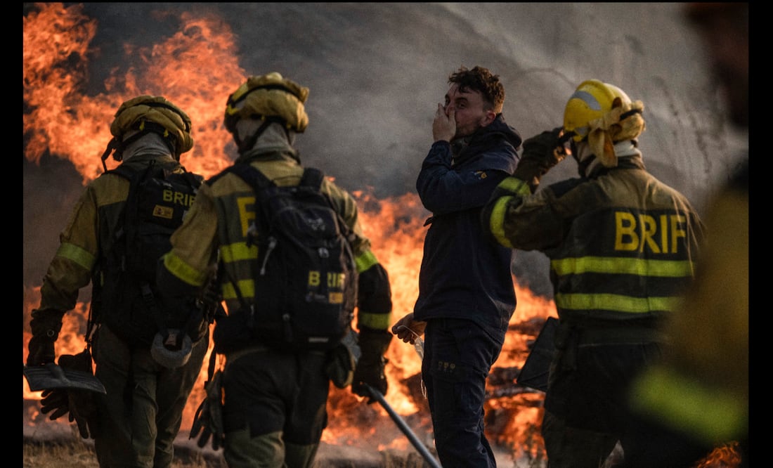 Los bomberos durante las labores de extinción del incendio que afecta este miércoles al municipio de Monterrei (Ourense). Foto: EFE/Brais Lorenzo