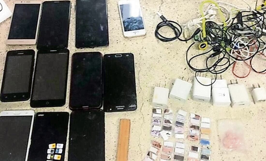 Los teléfonos han sido retirados en más de 60 operativos en prisiones. Foto: Especial