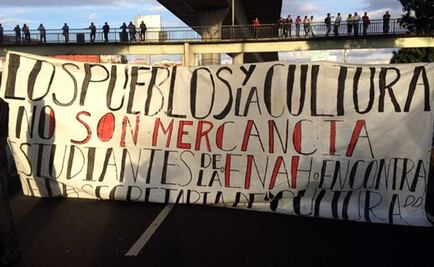 Integrantes de la ENAH protestan en Periférico