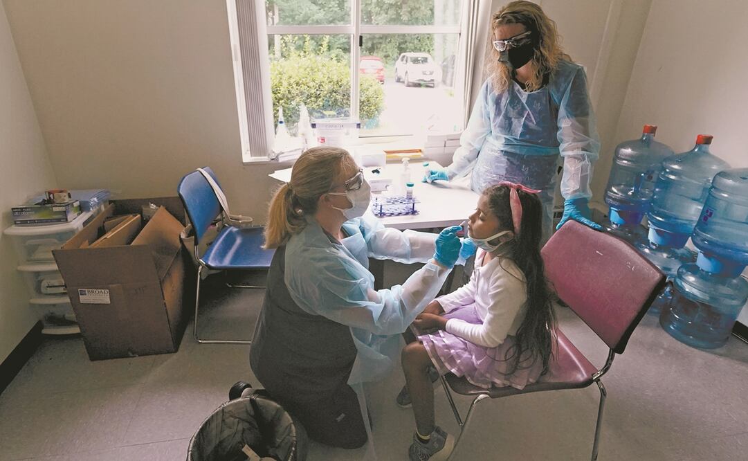 La enfermera de la escuela Denise Corrigan, a la izquierda, examina a un estudiante para detectar Covid-19 en el E.N. White School en Holyoke, Massachusetts. Foto: Charles Krupa. AP