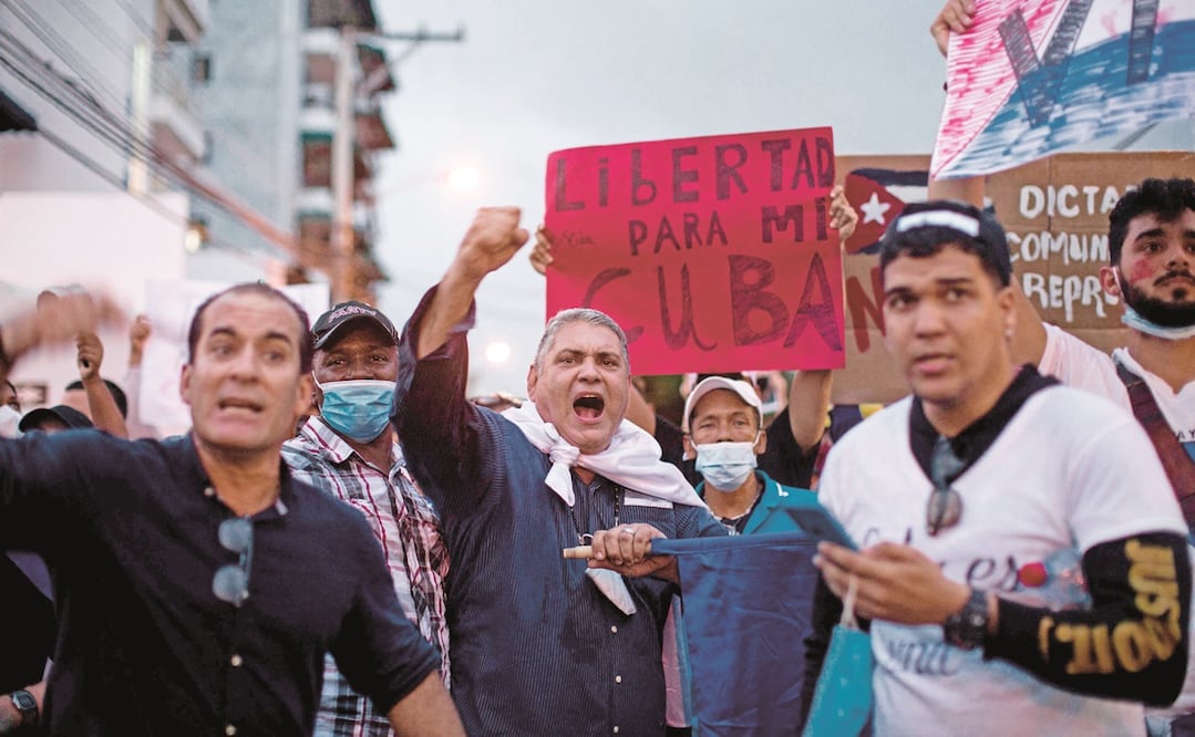 Cubanos en una manifestación en Santo Domingo, República Dominicana, contra el gobierno del presidente Miguel Díaz-Canel. Foto: ERIKA SANTELICES. AFP