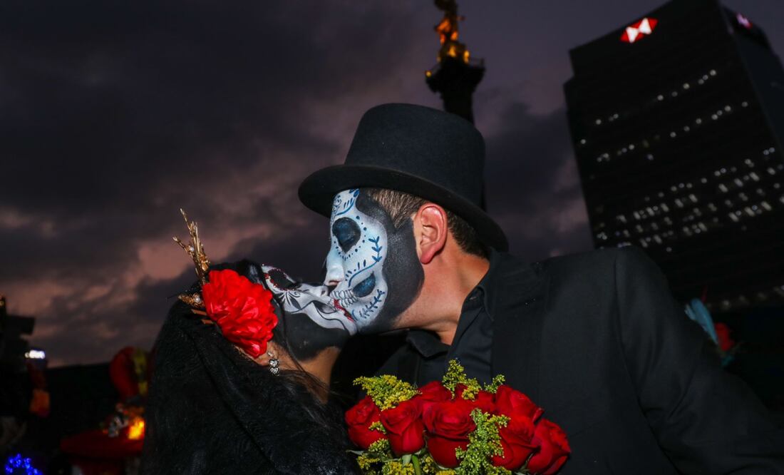 Así se vive la Mega Procesión de Catrinas 2024 en el corazón de la capital del país. Foto: Axel Sánchez/ El Universal