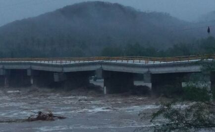 "Beatriz" deja al borde del colapso a puente en Oaxaca