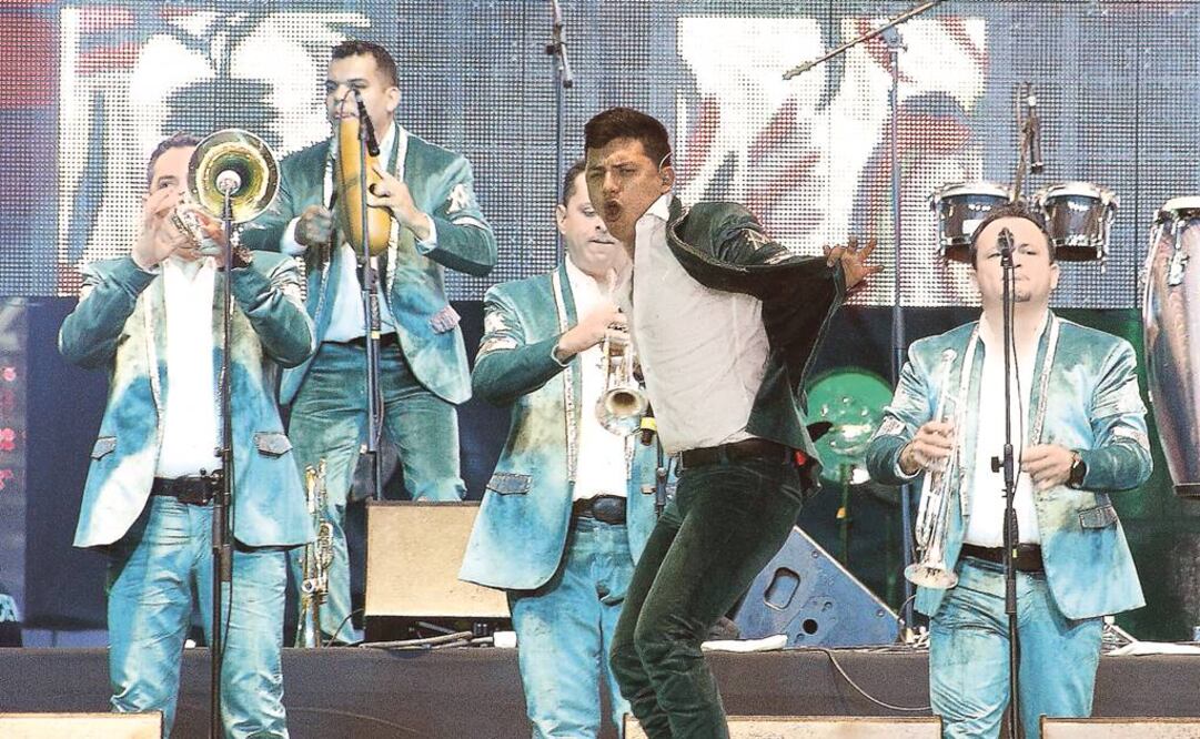 Me dejaste acostumbrado" o "Entrégame tu amor" fueron sólo algunas de las canciones que sonaron durante su concierto. En la imagen, cuando la agrupación se presentó en el Zócalo. FOTO: Ariel Ojeda/Archivo EL UNIVERSAL.