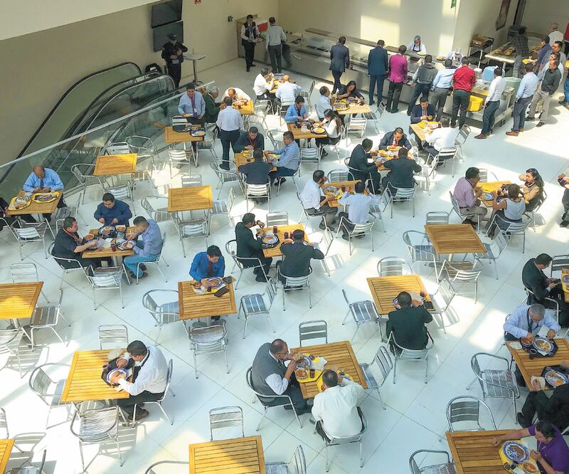 En plazas públicas y centros comerciales de la Ciudad de México se registró escasa presencia de mujeres. DIEGO SIMÓN SÁNCHEZ. EL UNIVERSAL