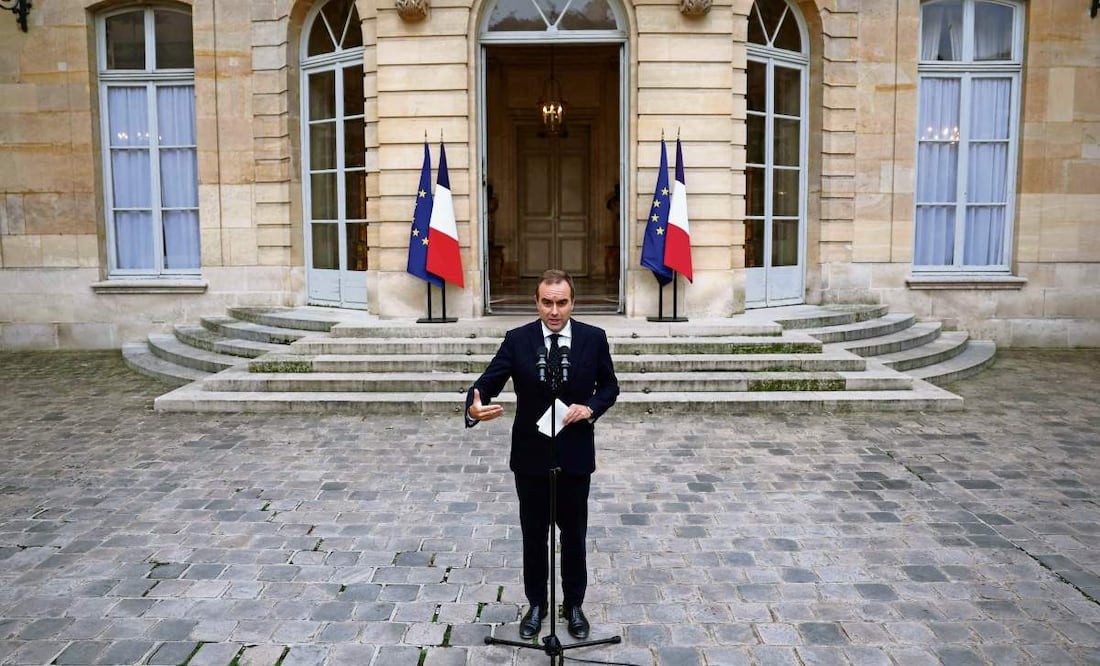 Sébastien Lecornu, al anunciar ayer su renuncia como primer ministro de Francia. El presidente Emmanuel Macron le pidió, y él aceptó, esperar al miércoles para ver si logra negociar los presupuestos del país. Foto: AFP