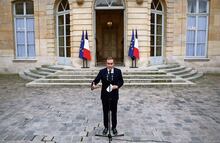 Macron, aislado y con pocas opciones