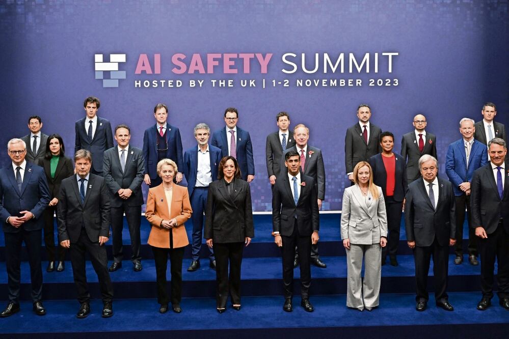 Ministros, primeros ministros europeos y otros gobernantes y funcionarios, durante la Cumbre de Seguridad de la Inteligencia Artificial (IA) organizada por el gobierno británico y celebrada en el histórico sitio de descifrado de códigos de la Segunda Guerra Mundial, Bletchley Park. Foto: AFP