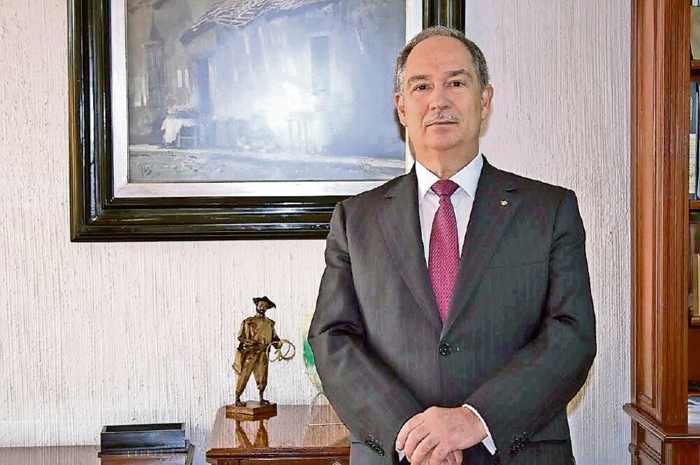 De acuerdo con Recaredo Arias, director general de la AMIS, como organización trabajan en la prevención y disminución del robo de autos. (AMIS)