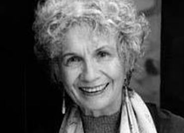 La escritora Alice Munro acusó a su hija de mentir sobre los abusos sexuales que sufrió, según Policía