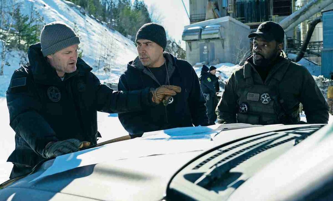 Pensada para desarrollarse en una gran ciudad, la historia se trasladó a Alaska. El entorno hostil condiciona cada decisión de los personajes. Foto: Apple TV+