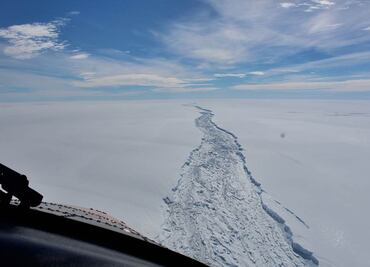 Iceberg colosal se separa de una plataforma en la Antártida