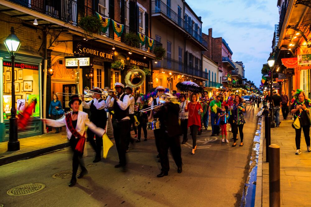 Bandas de música en tiempos de carnaval, en el Barrio Francés. (Foto: Istock)